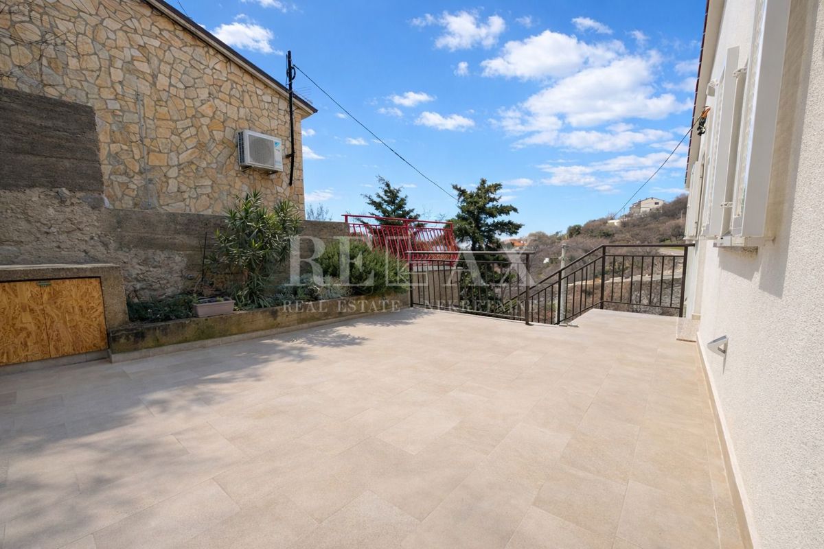 Senj, Bunica - appartamento con garage e terrazza vicino al mare