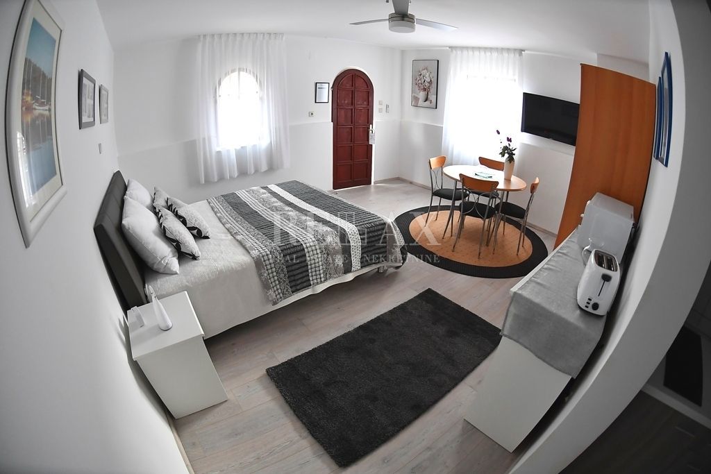 NOVI VINODOLSKI, KLENOVICA - Interessante casa con piscina vicino al mare