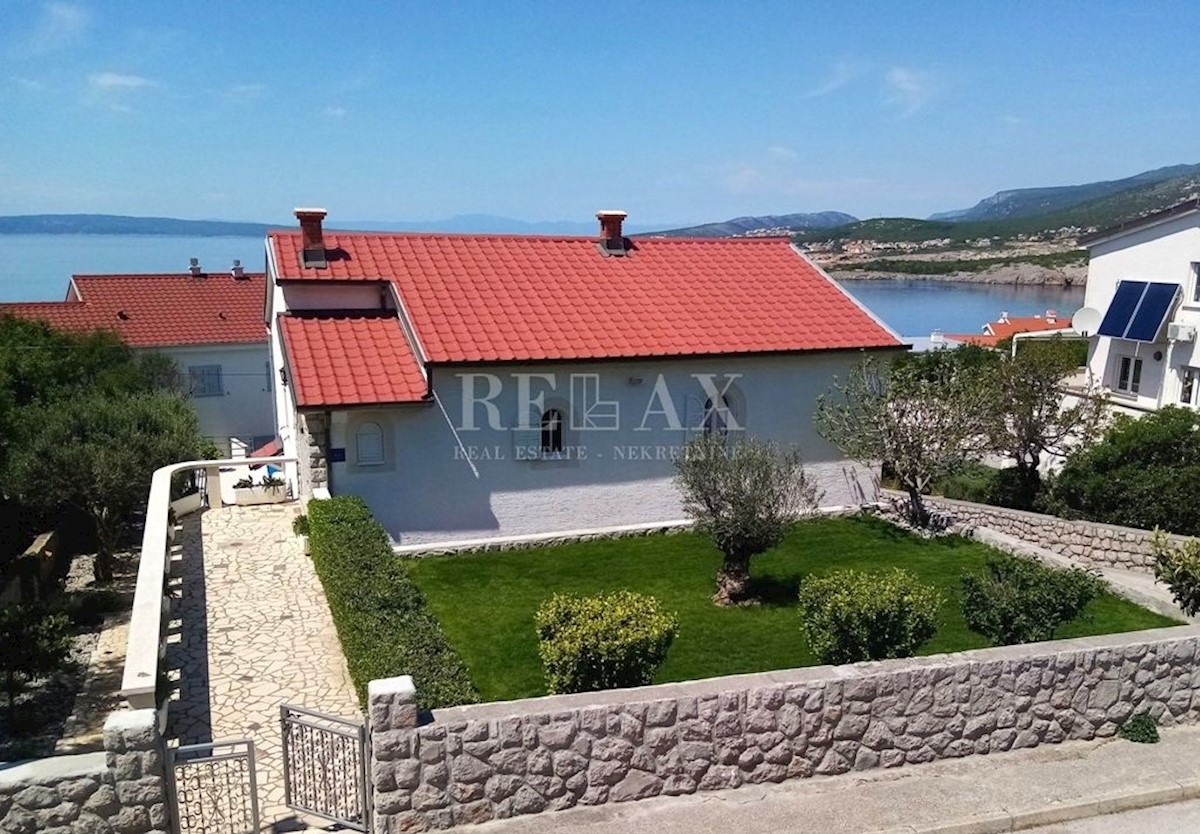 NOVI VINODOLSKI, KLENOVICA - Interessante casa con piscina vicino al mare