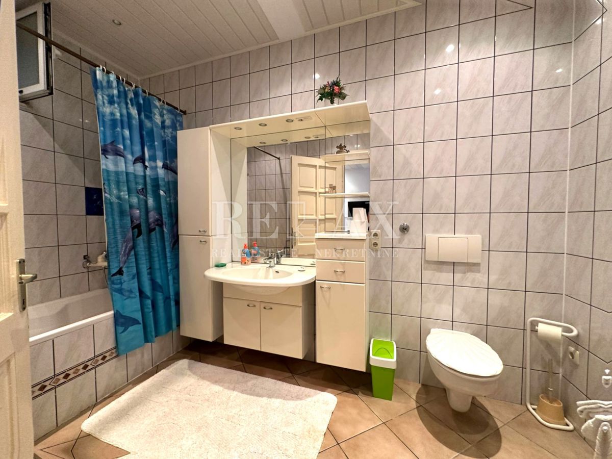 Crikvenica - Casa nel centro più ampio con 7 appartamenti