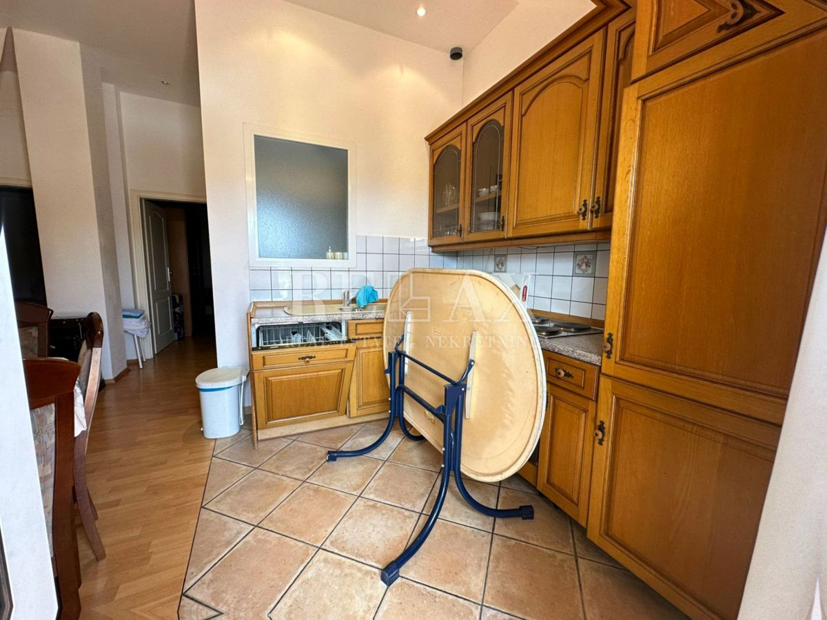 Crikvenica - Casa nel centro più ampio con 7 appartamenti