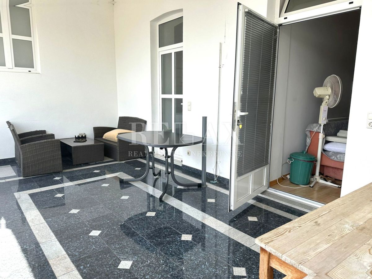 Crikvenica - Casa nel centro più ampio con 7 appartamenti