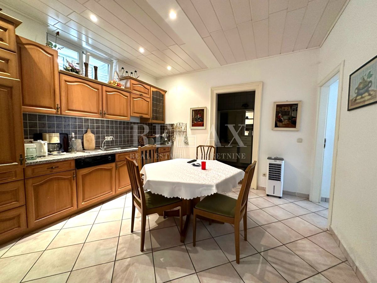 Crikvenica - Casa nel centro più ampio con 7 appartamenti