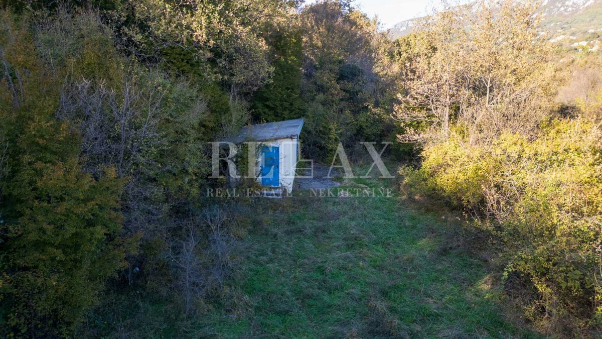 Bribir - terreno di forma regolare in un ambiente tranquillo