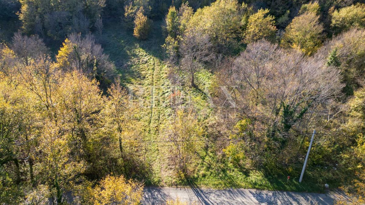 Bribir - terreno di forma regolare in un ambiente tranquillo