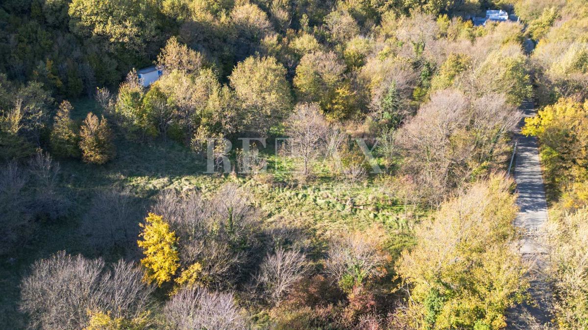 Bribir - terreno di forma regolare in un ambiente tranquillo