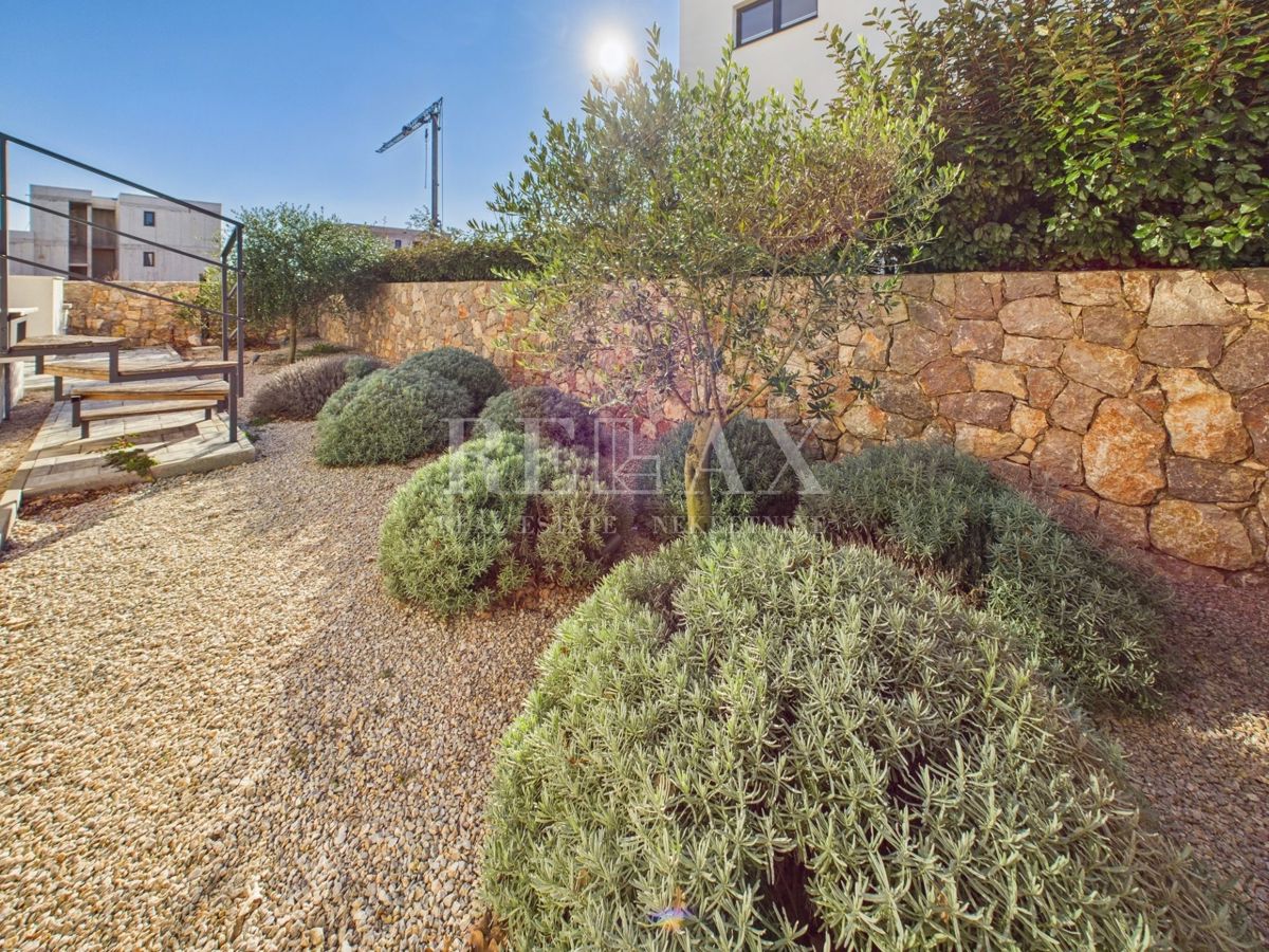 Njivice - appartamento duplex con piscina e giardino