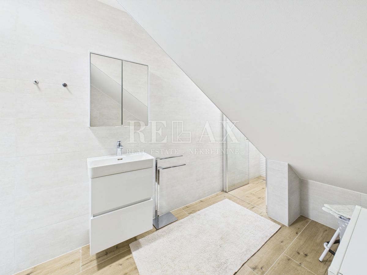 Njivice - appartamento duplex con piscina e giardino