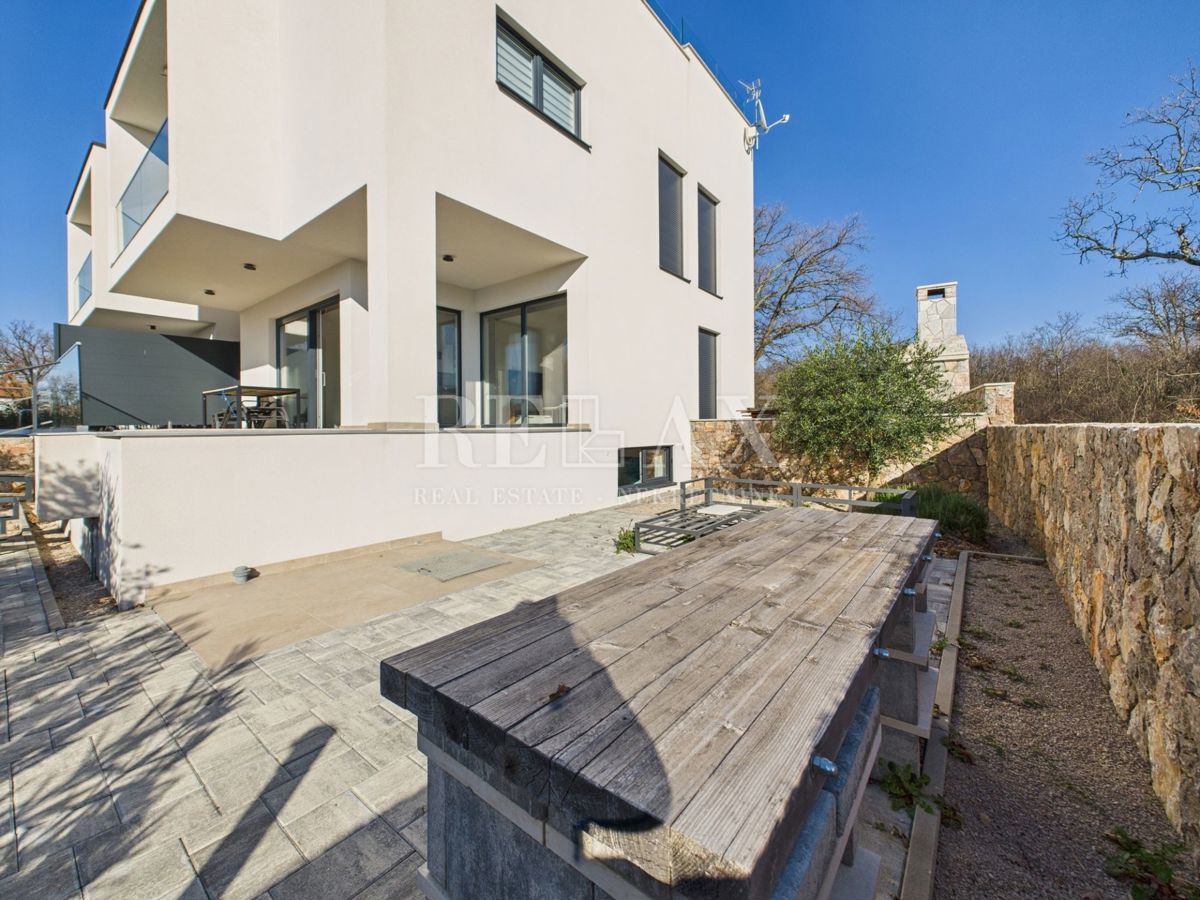 Njivice - appartamento duplex con piscina e giardino