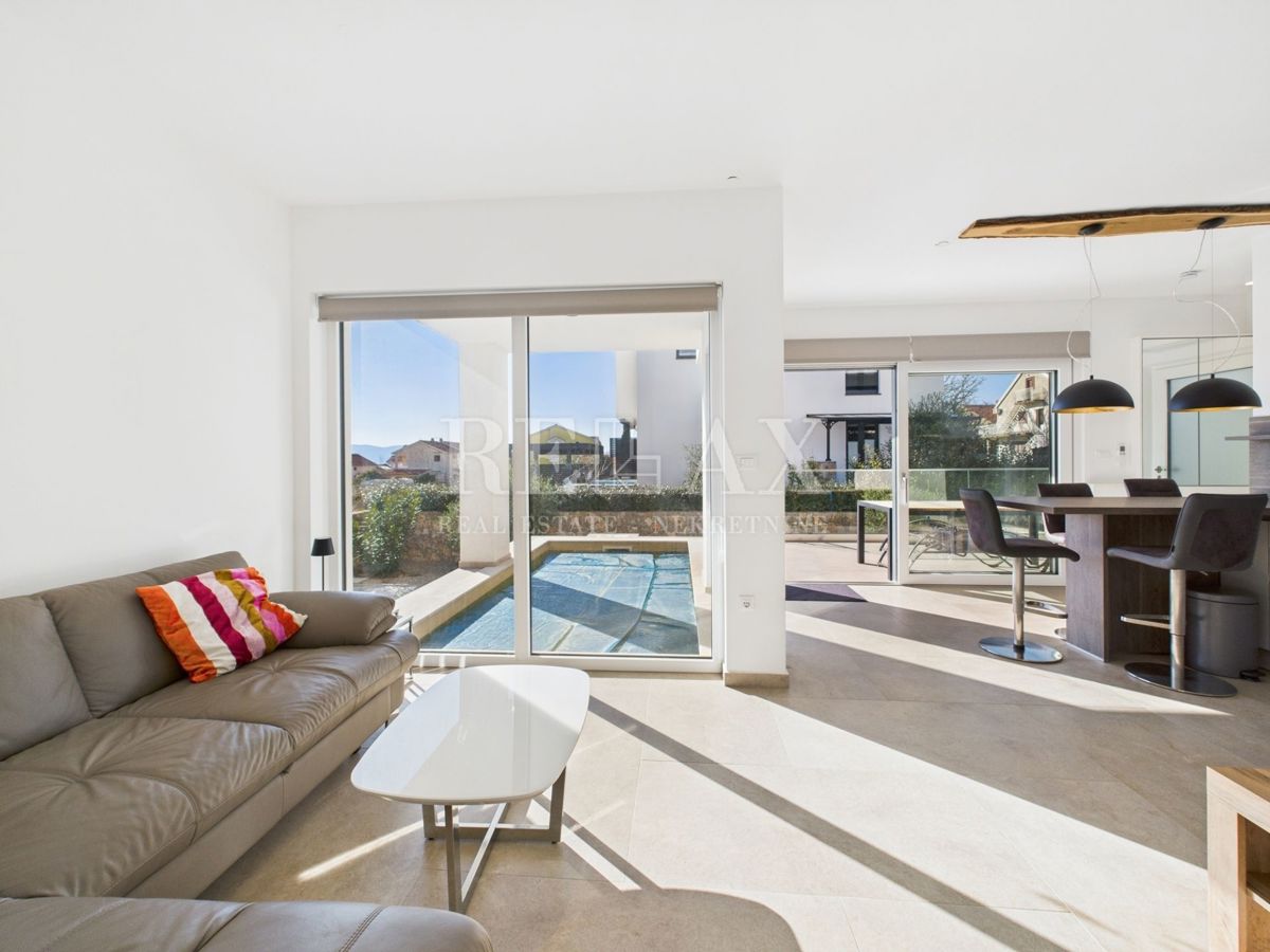 Njivice - appartamento duplex con piscina e giardino