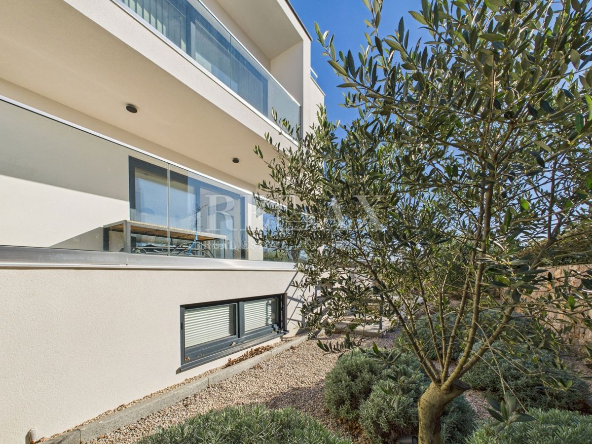 Njivice - appartamento duplex con piscina e giardino