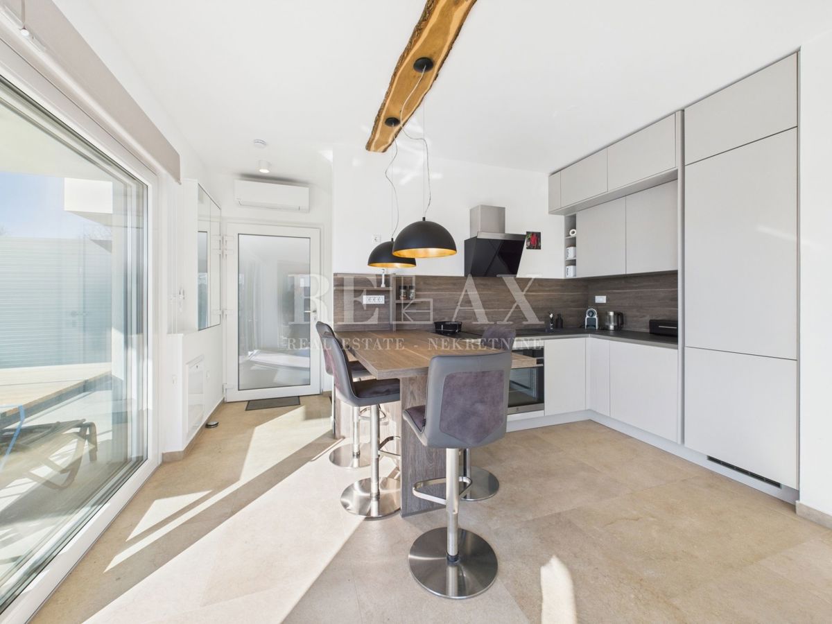 Njivice - appartamento duplex con piscina e giardino