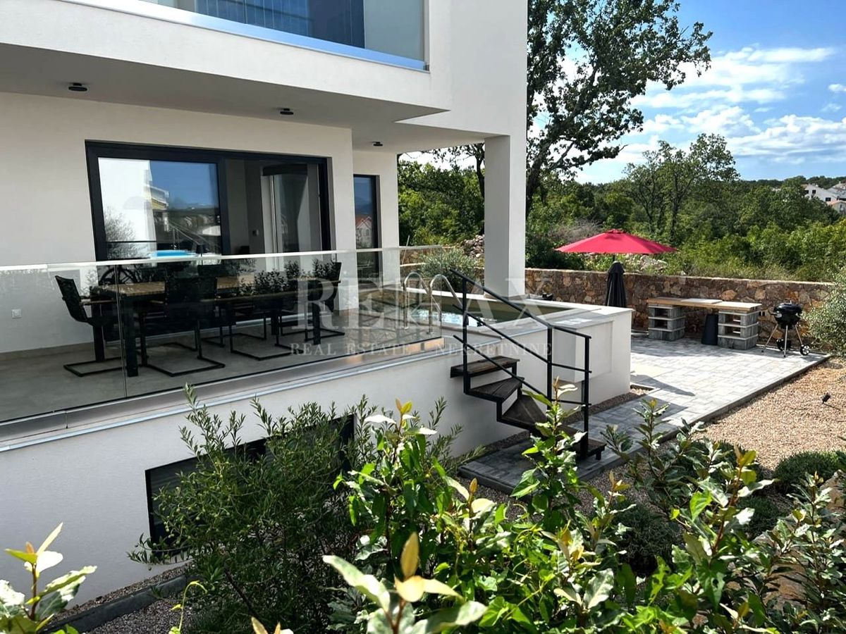 Njivice - appartamento duplex con piscina e giardino