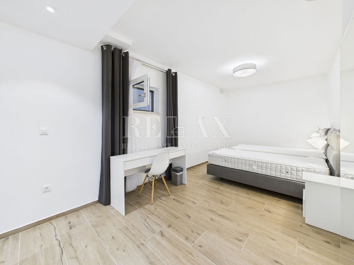 Njivice - appartamento duplex con piscina e giardino