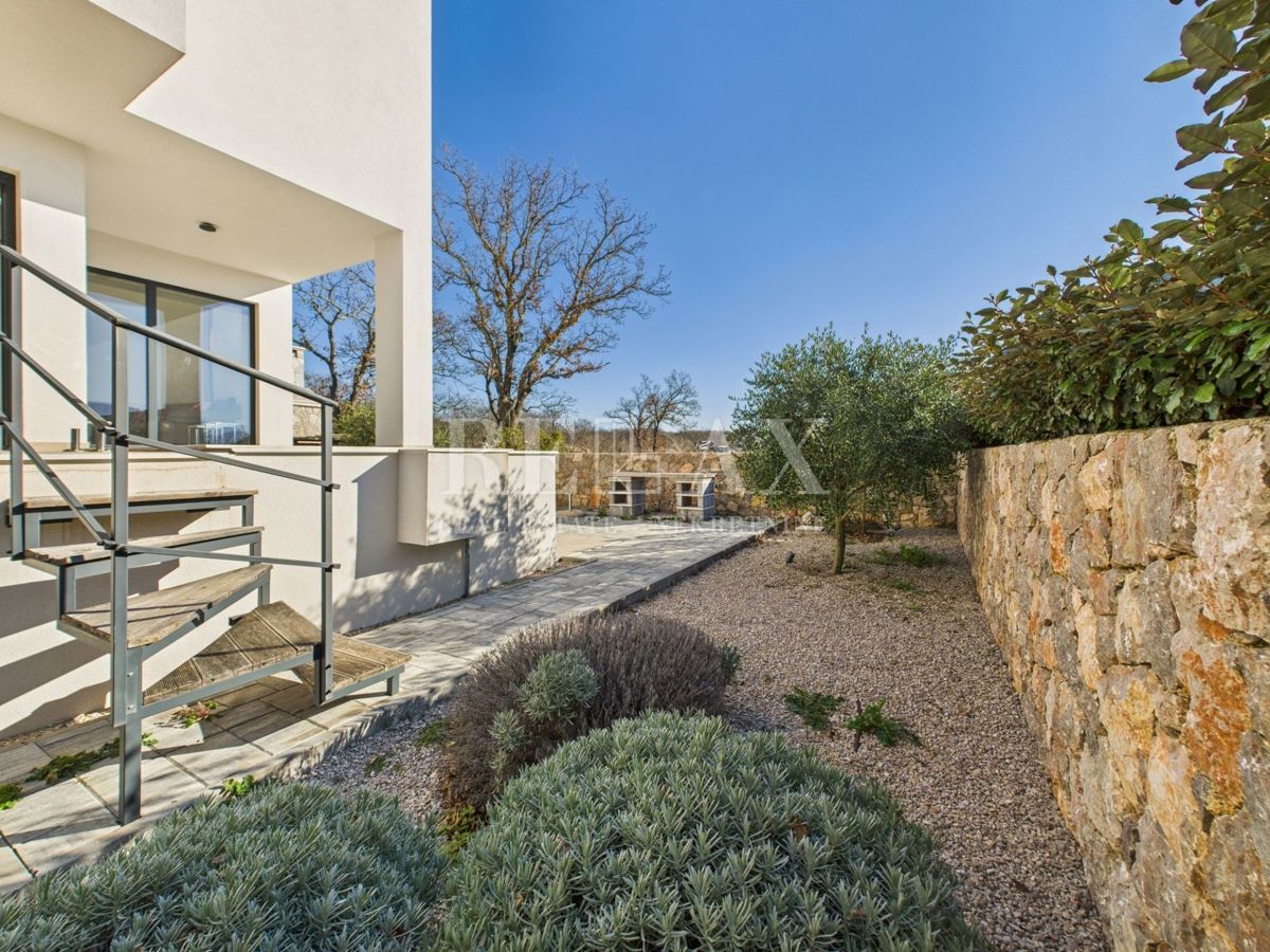 Njivice - appartamento duplex con piscina e giardino