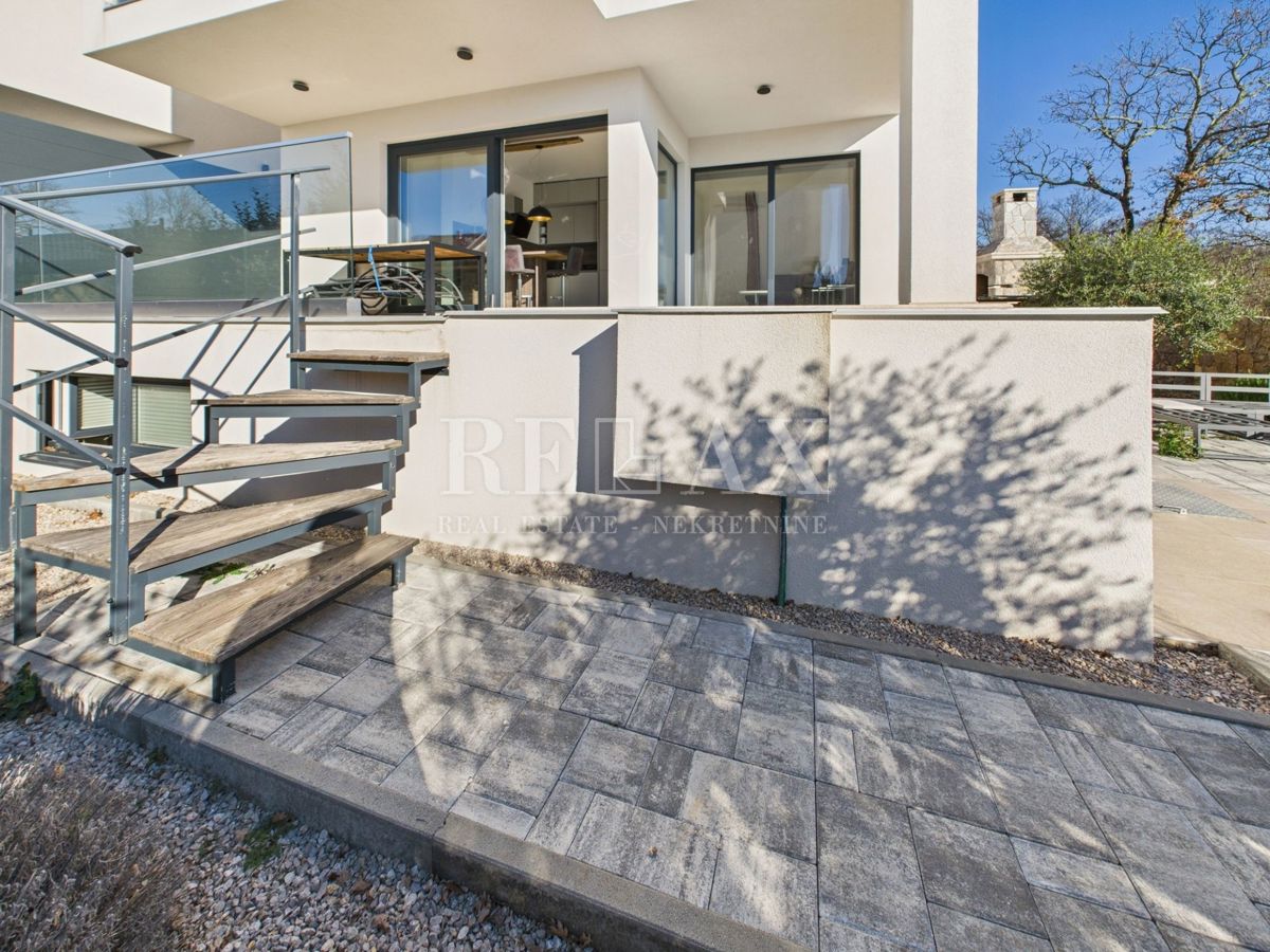 Njivice - appartamento duplex con piscina e giardino