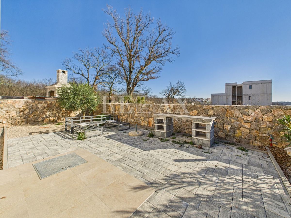 Njivice - appartamento duplex con piscina e giardino