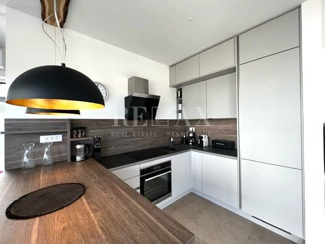 Njivice - appartamento duplex con piscina e giardino