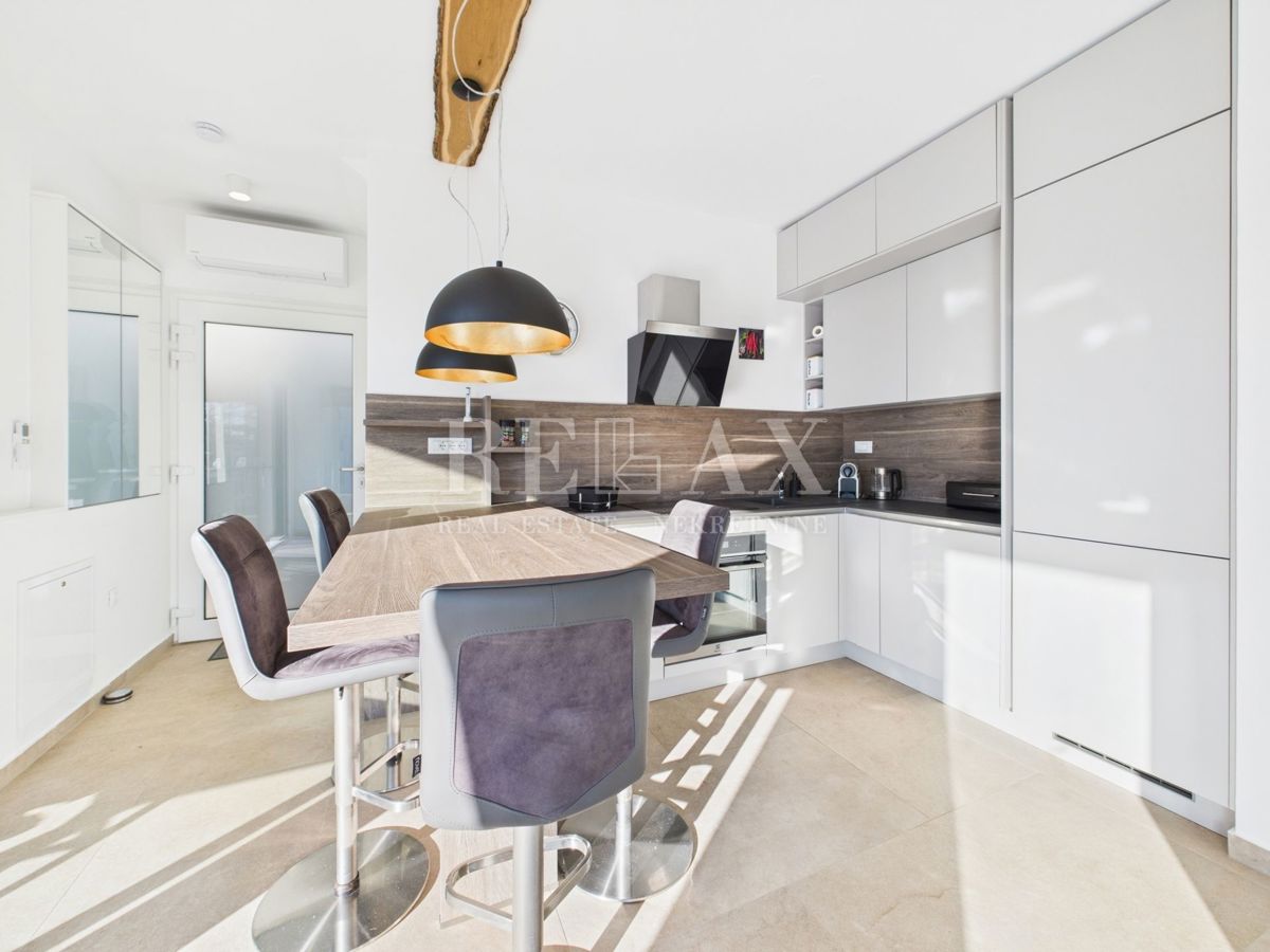 Njivice - appartamento duplex con piscina e giardino