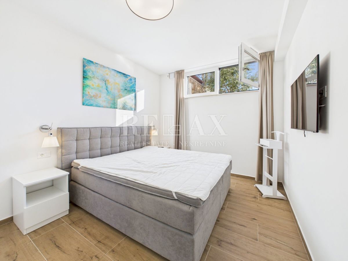 Njivice - appartamento duplex con piscina e giardino