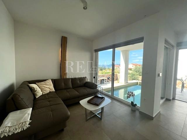 Njivice - appartamento duplex con piscina e giardino