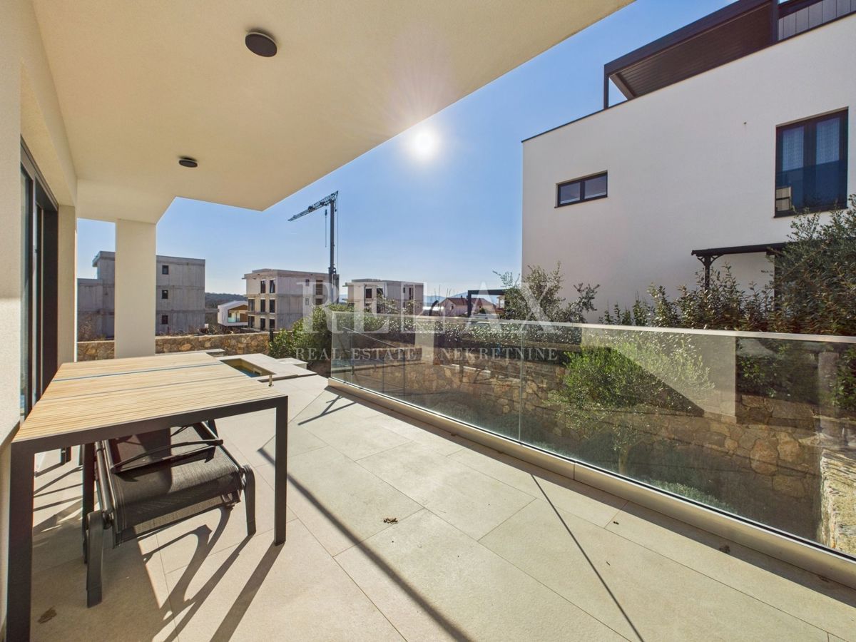 Njivice - appartamento duplex con piscina e giardino