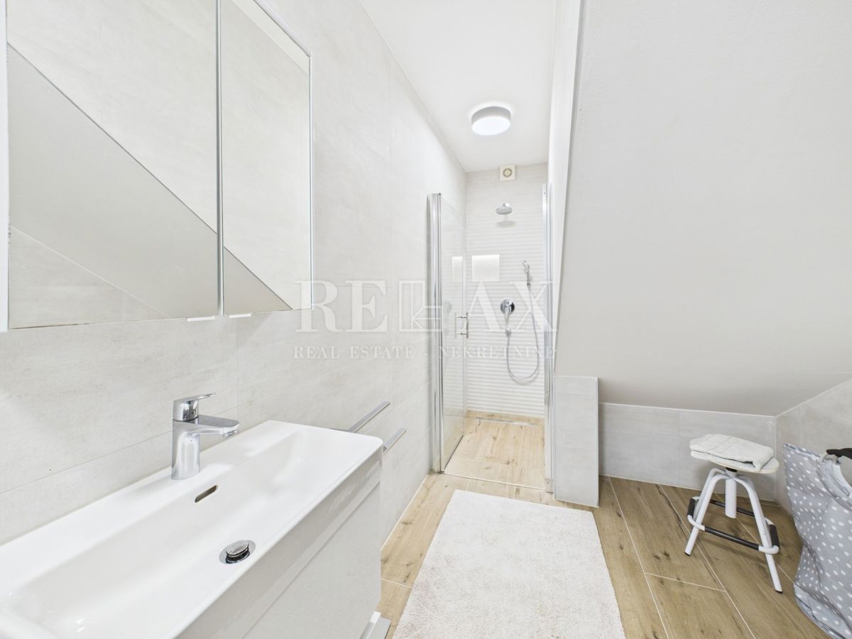 Njivice - appartamento duplex con piscina e giardino