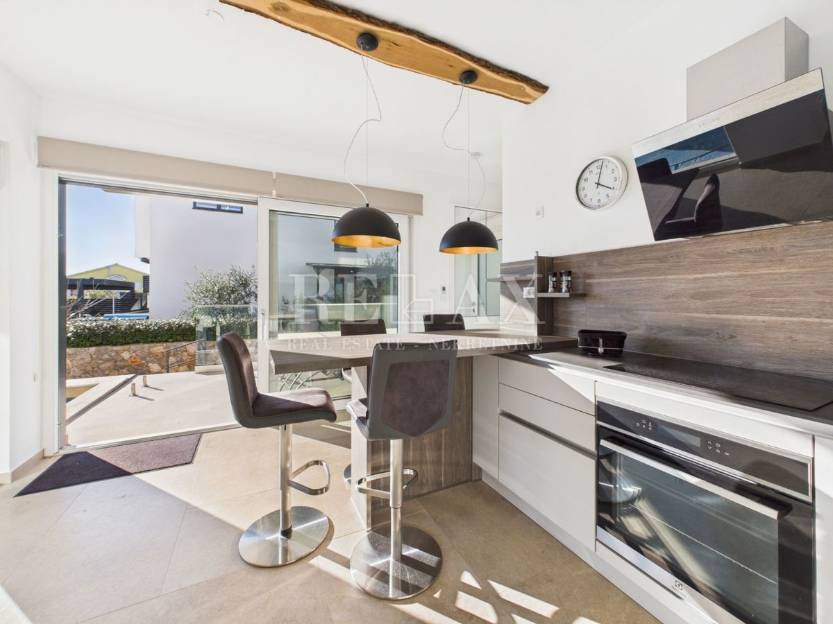 Njivice - appartamento duplex con piscina e giardino