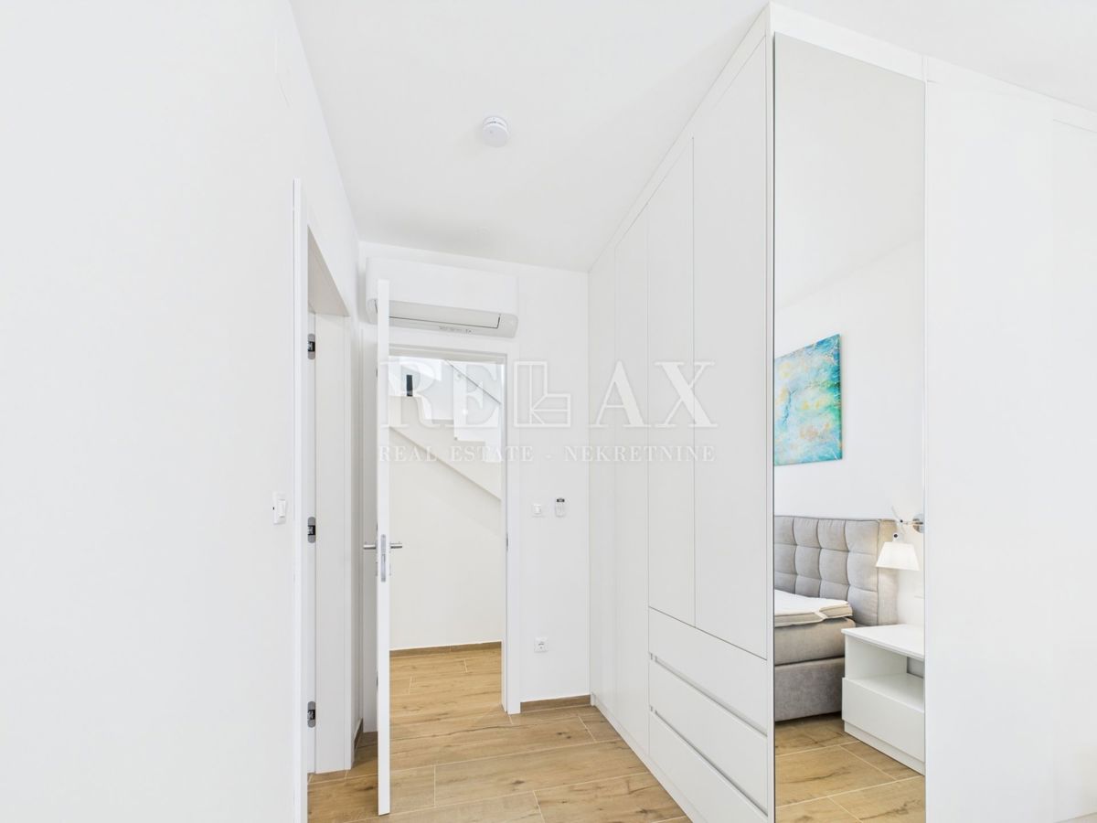 Njivice - appartamento duplex con piscina e giardino