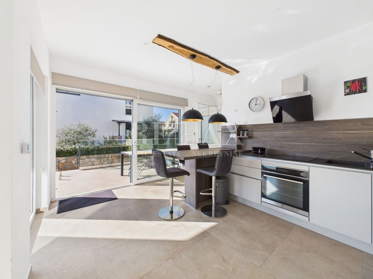 Njivice - appartamento duplex con piscina e giardino