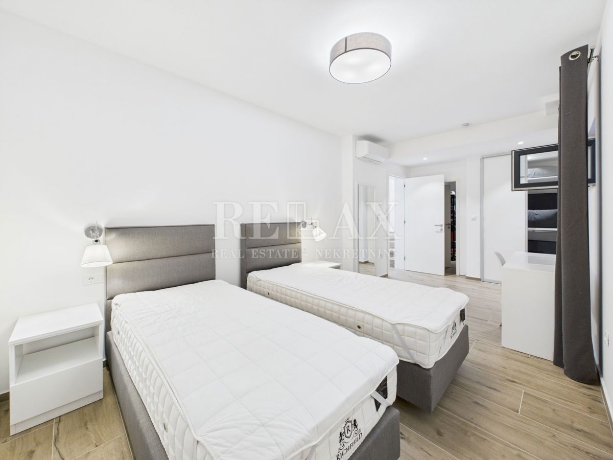 Njivice - appartamento duplex con piscina e giardino