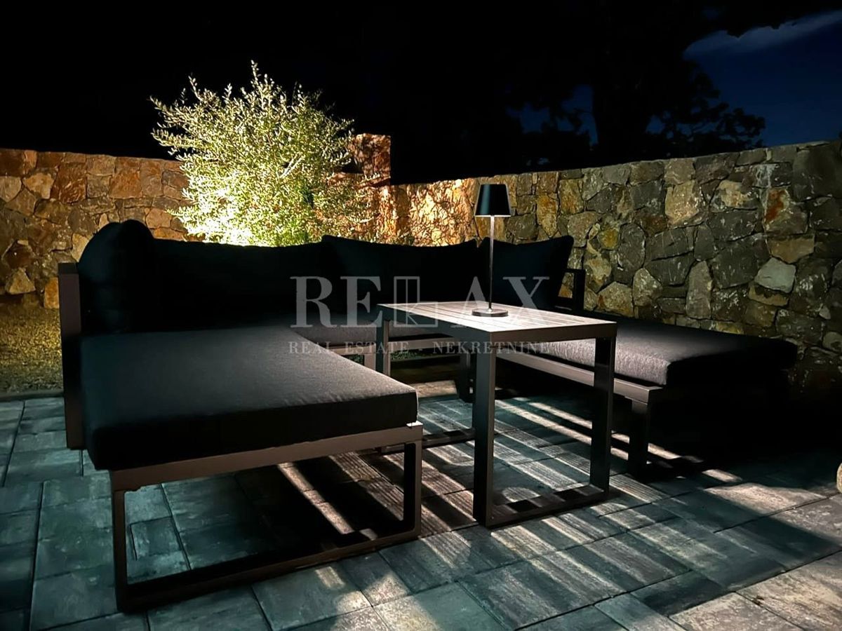 Njivice - appartamento duplex con piscina e giardino