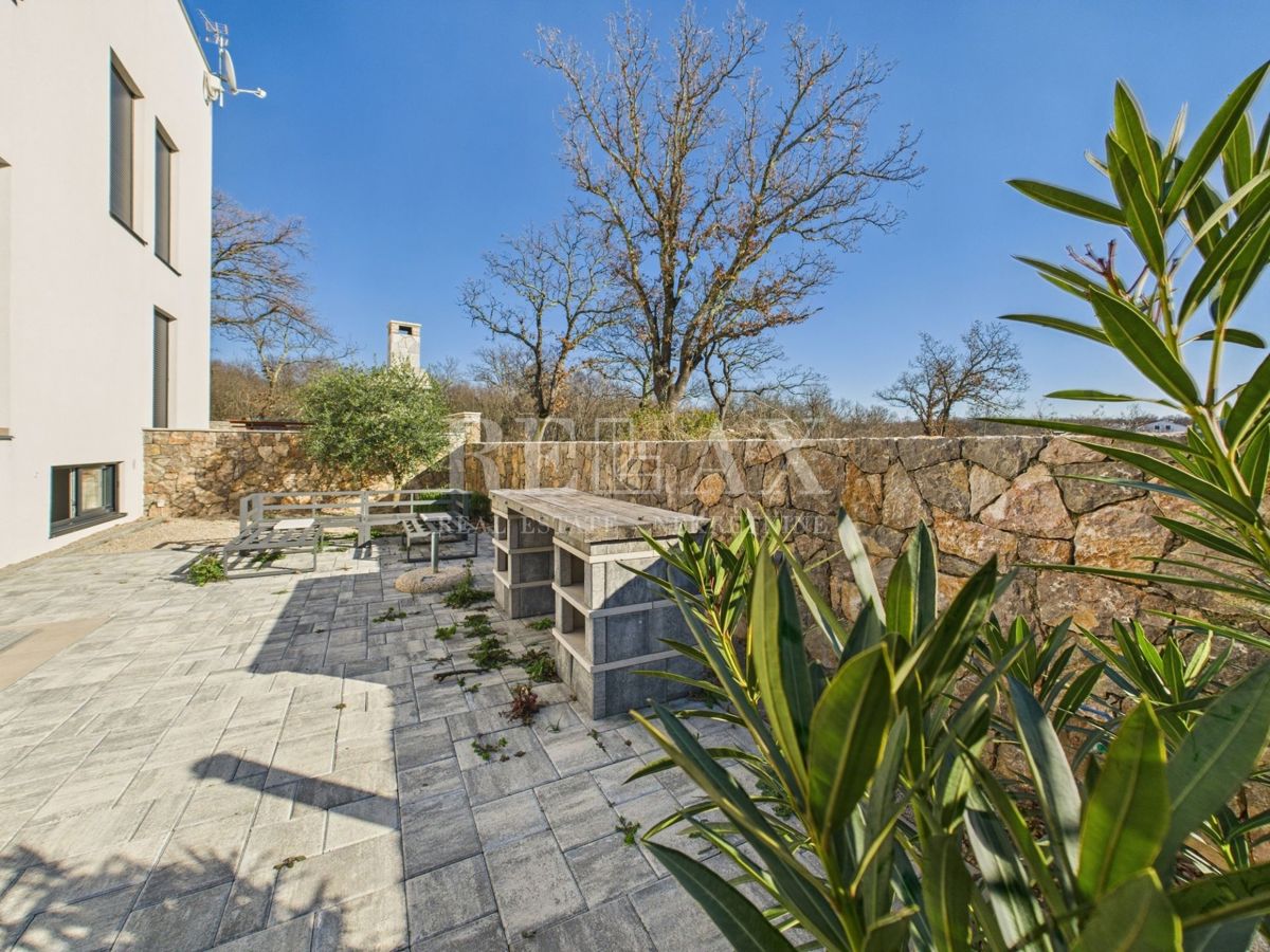 Njivice - appartamento duplex con piscina e giardino