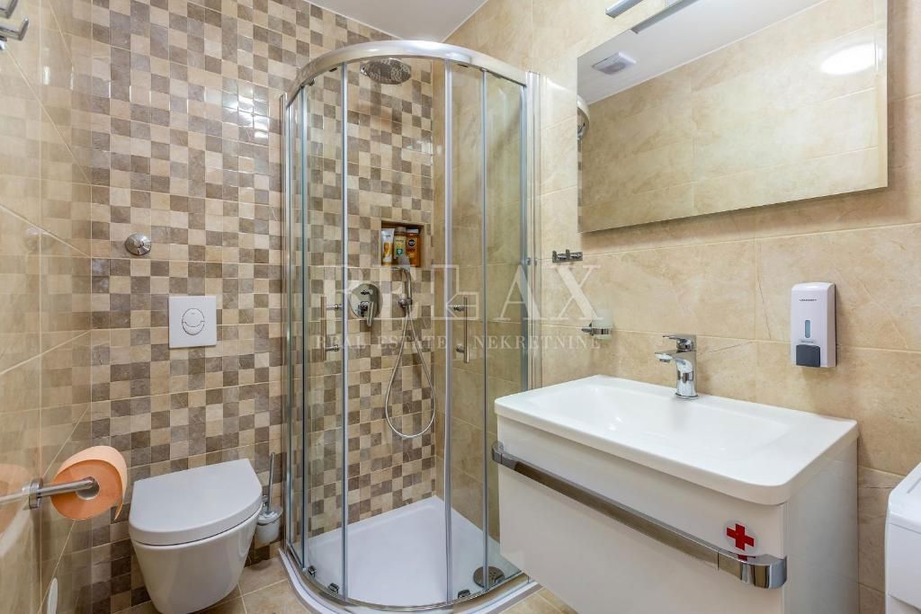 Isola di Krk, Malinska - appartamento con una camera da letto e giardino