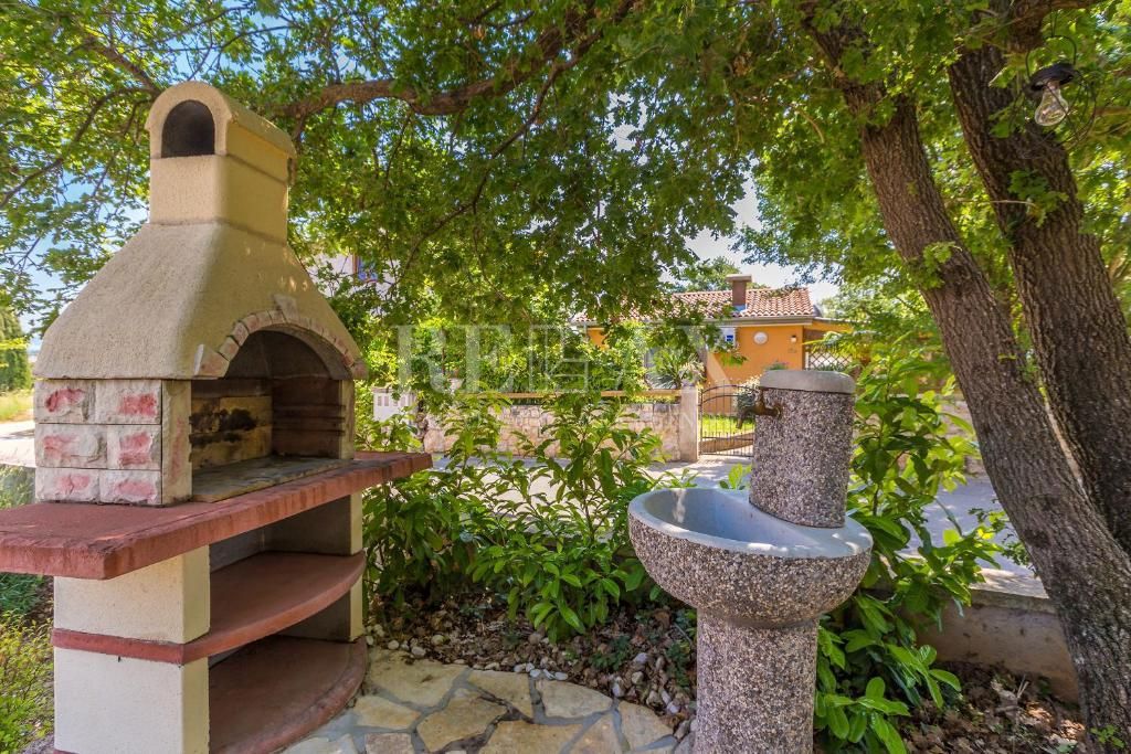 Isola di Krk, Malinska - appartamento con una camera da letto e giardino