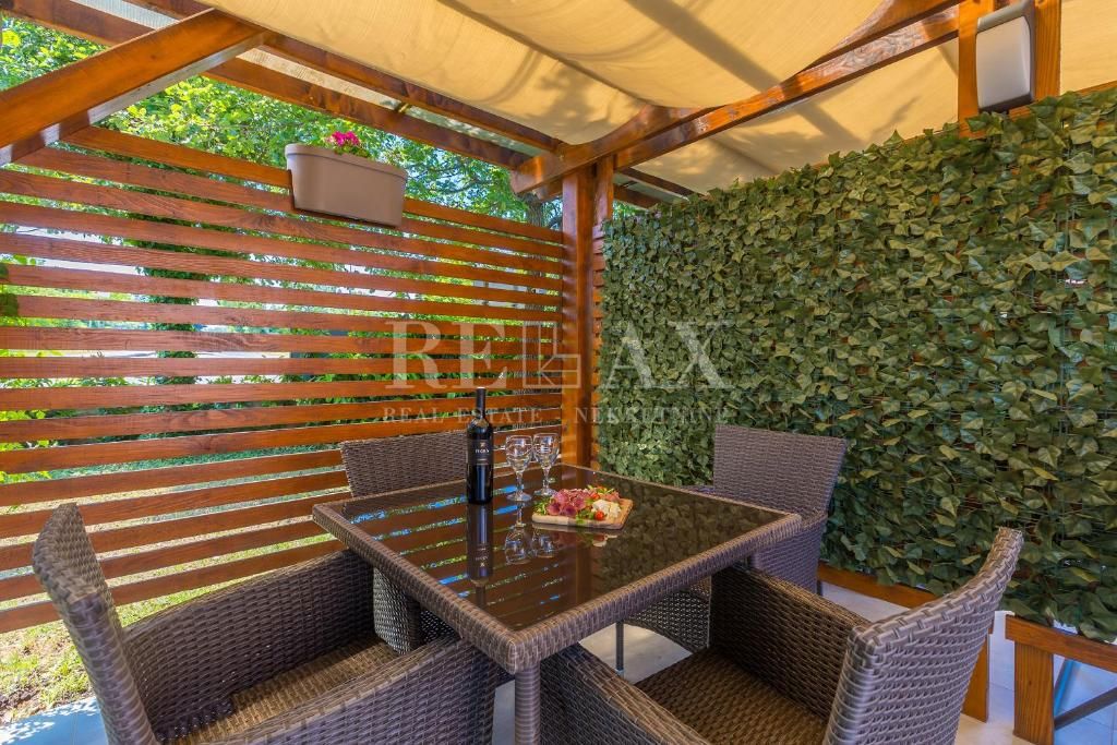 Isola di Krk, Malinska - appartamento con una camera da letto e giardino