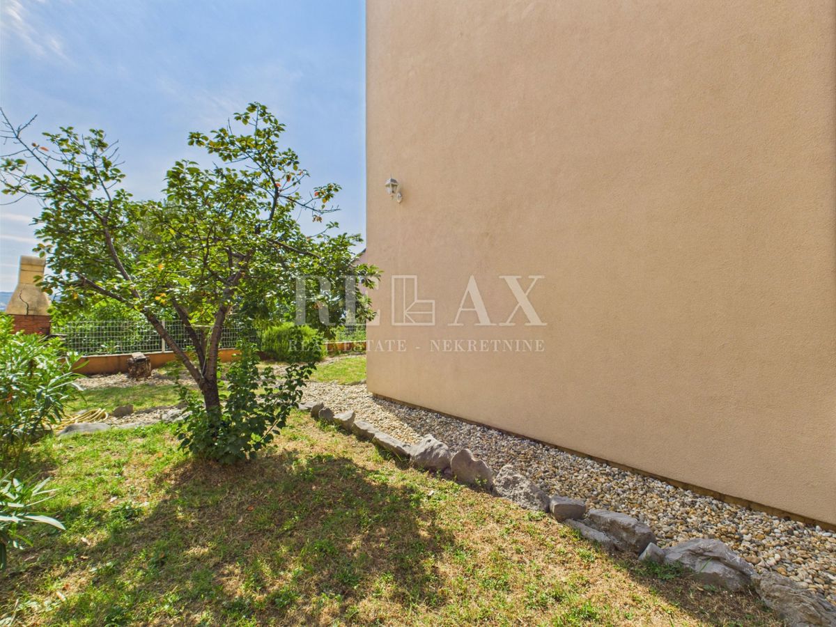 Crikvenica - spazioso appartamento con giardino e parcheggio