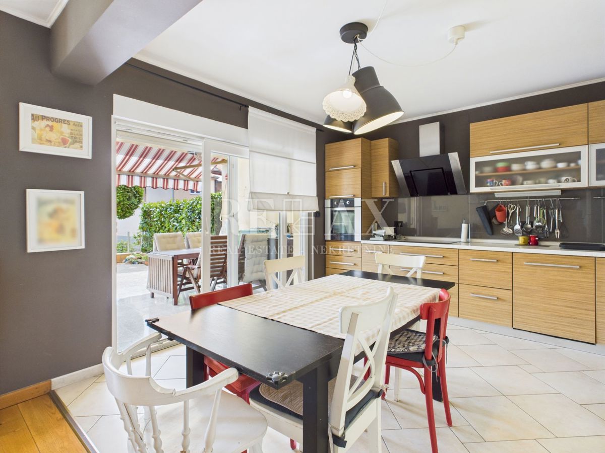 Crikvenica - spazioso appartamento con giardino e parcheggio