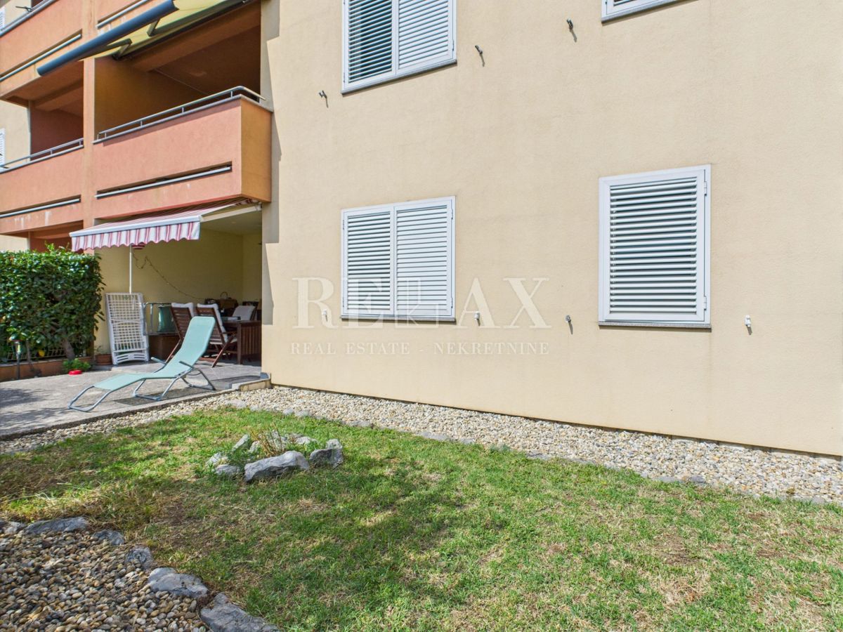 Crikvenica - spazioso appartamento con giardino e parcheggio