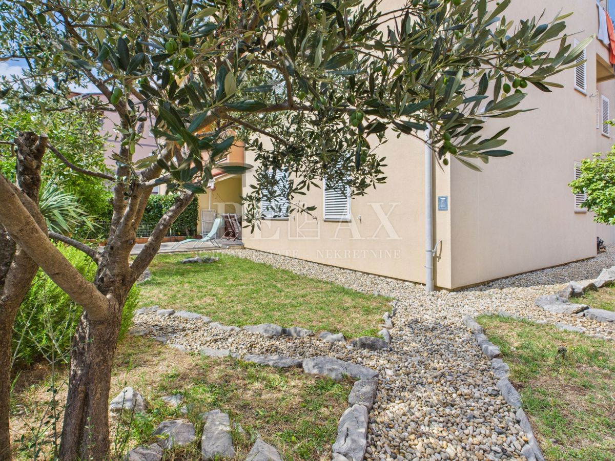 Crikvenica - spazioso appartamento con giardino e parcheggio