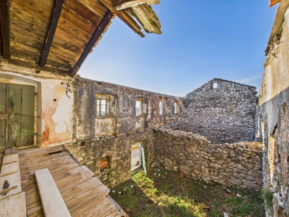 Kukuljanovo - casa, antico e rovina con un grande giardino