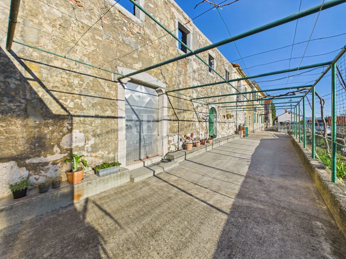 Kukuljanovo - casa, antico e rovina con un grande giardino