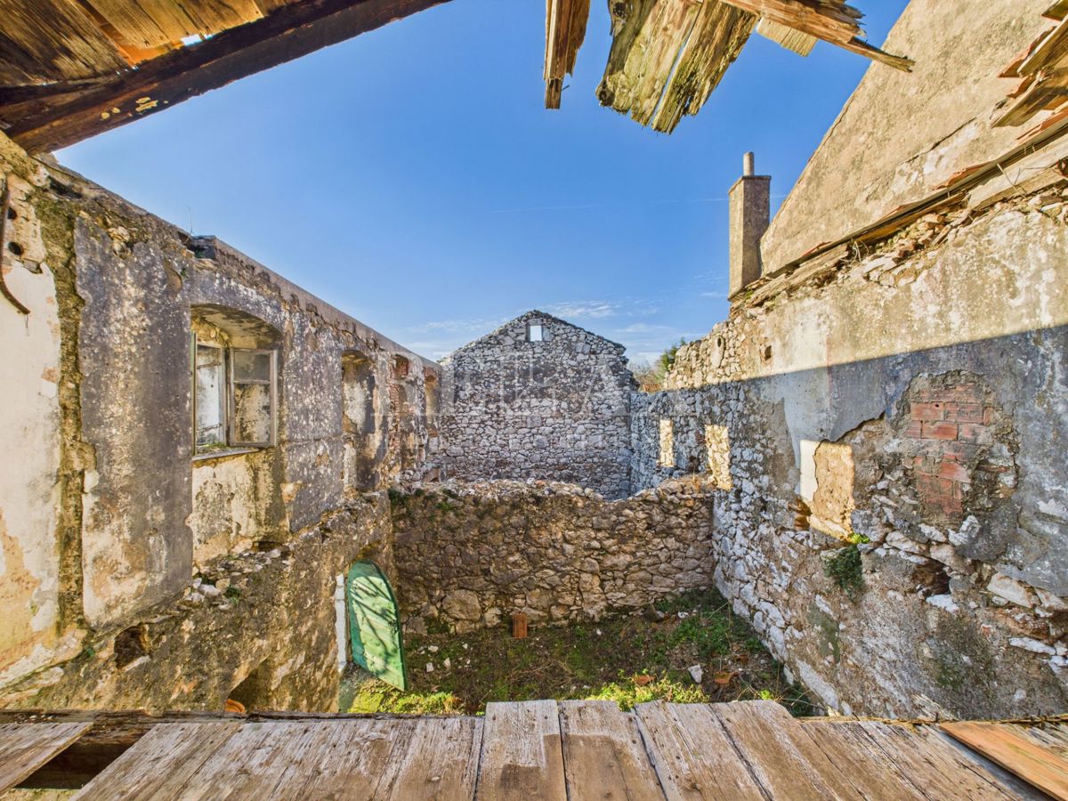 Kukuljanovo - casa, antico e rovina con un grande giardino