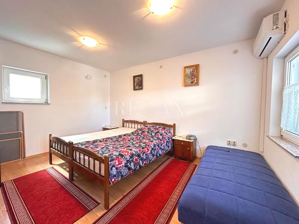 Novi Vinodolski - Casa con tre appartamenti