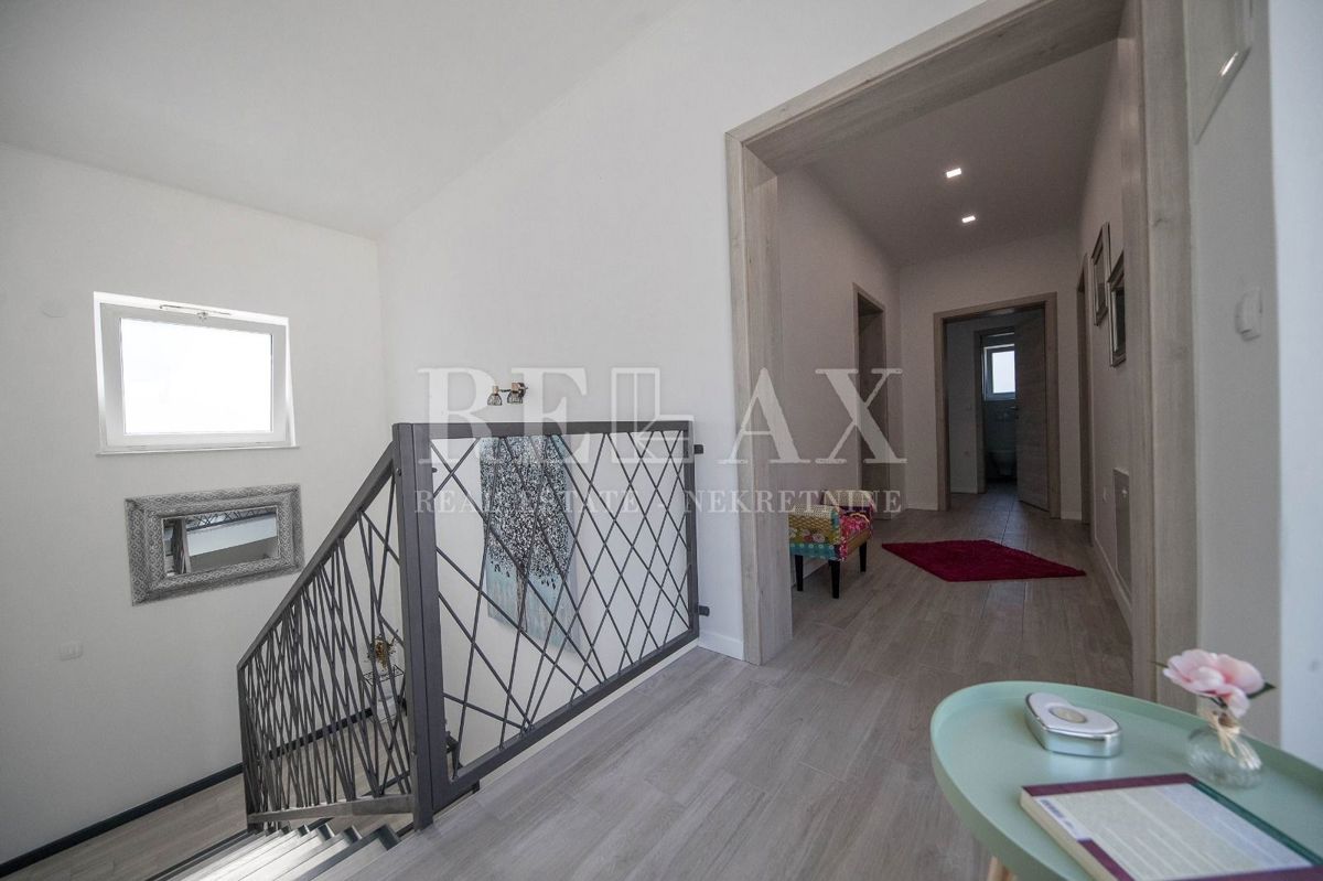 Tribalj - villa moderna con piscina