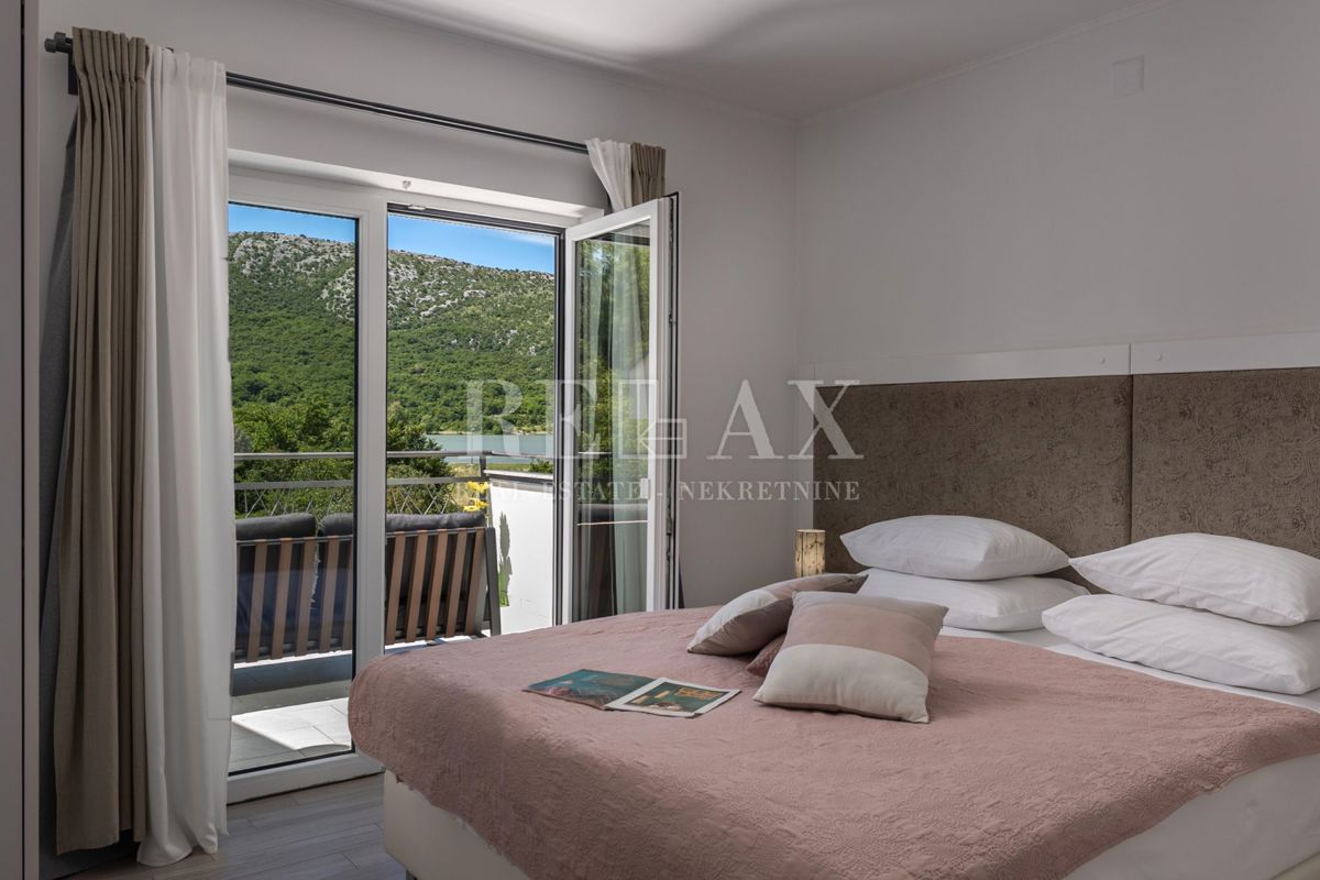 Tribalj - villa moderna con piscina