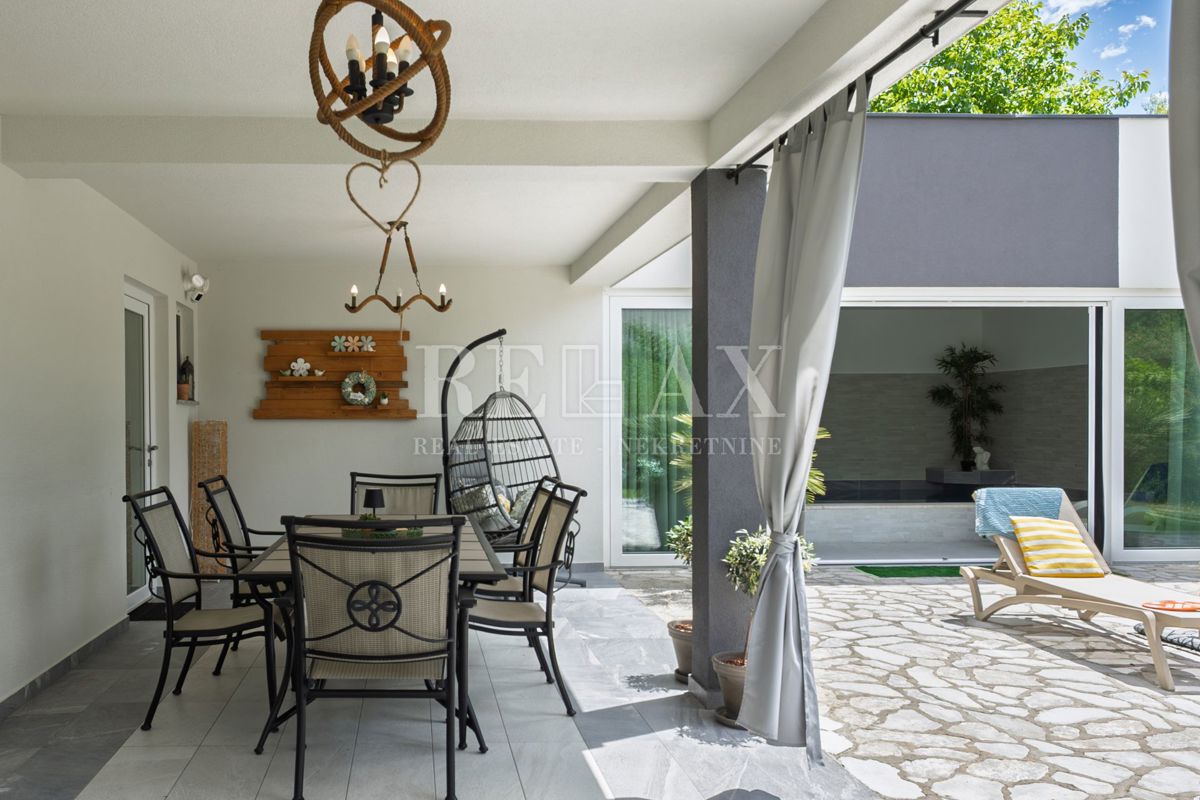 Tribalj - villa moderna con piscina