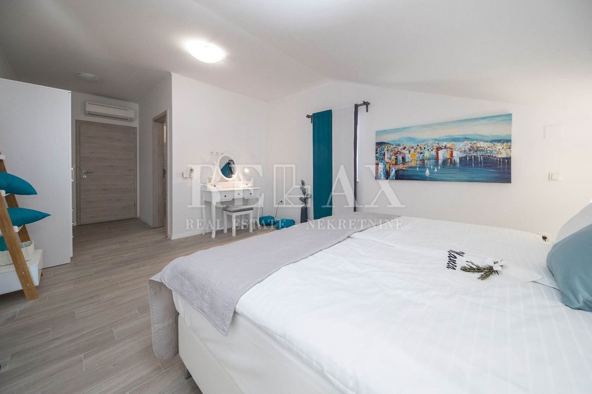 Tribalj - villa moderna con piscina