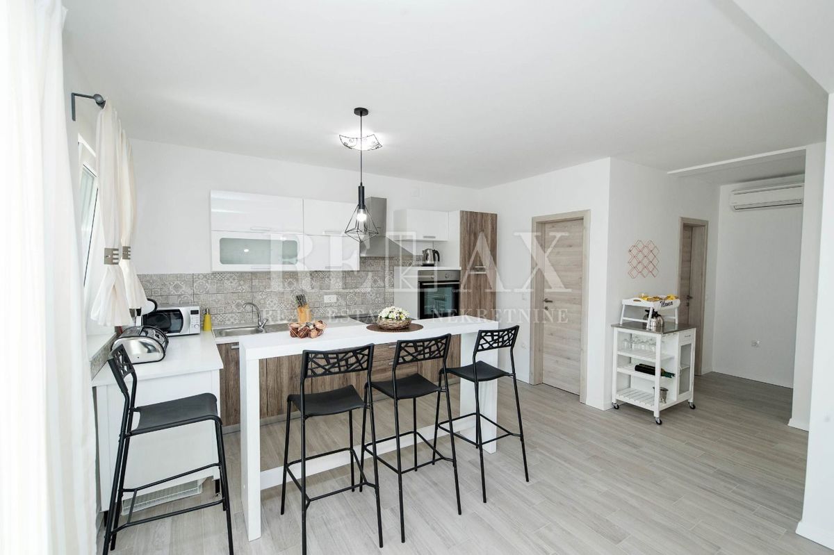 Tribalj - villa moderna con piscina