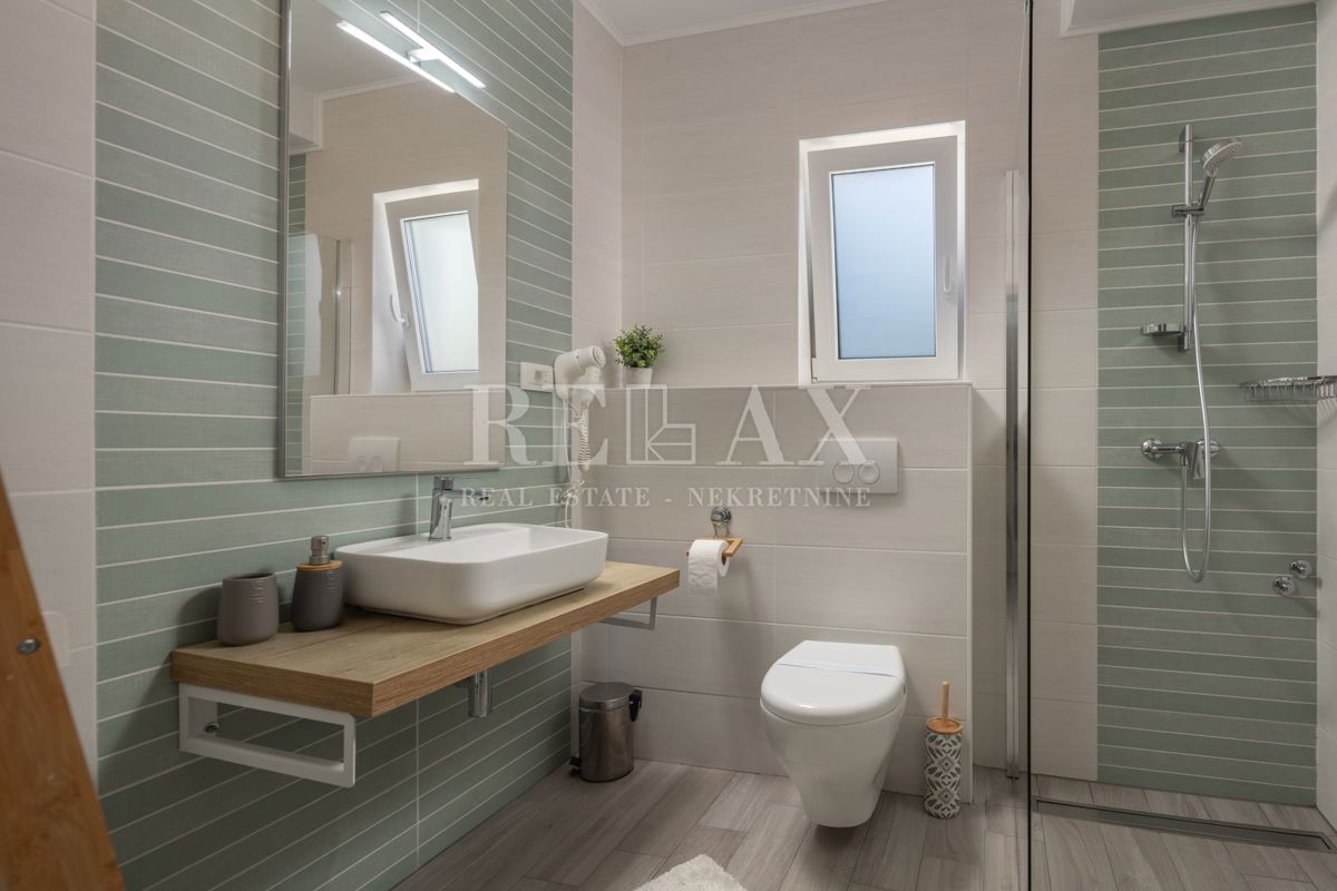 Tribalj - villa moderna con piscina